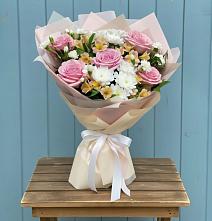 Букет цветов из:  Гвоздики, Орхидеи и Розы в Курджиново