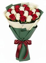 Букет Микс из красных и белых роз в Курджиново