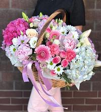 Композиция солнечный день в Курджиново Цветочная композиция из Розы, Хризантемы, Пионы и Лизиантусы в корзине в Курджиново