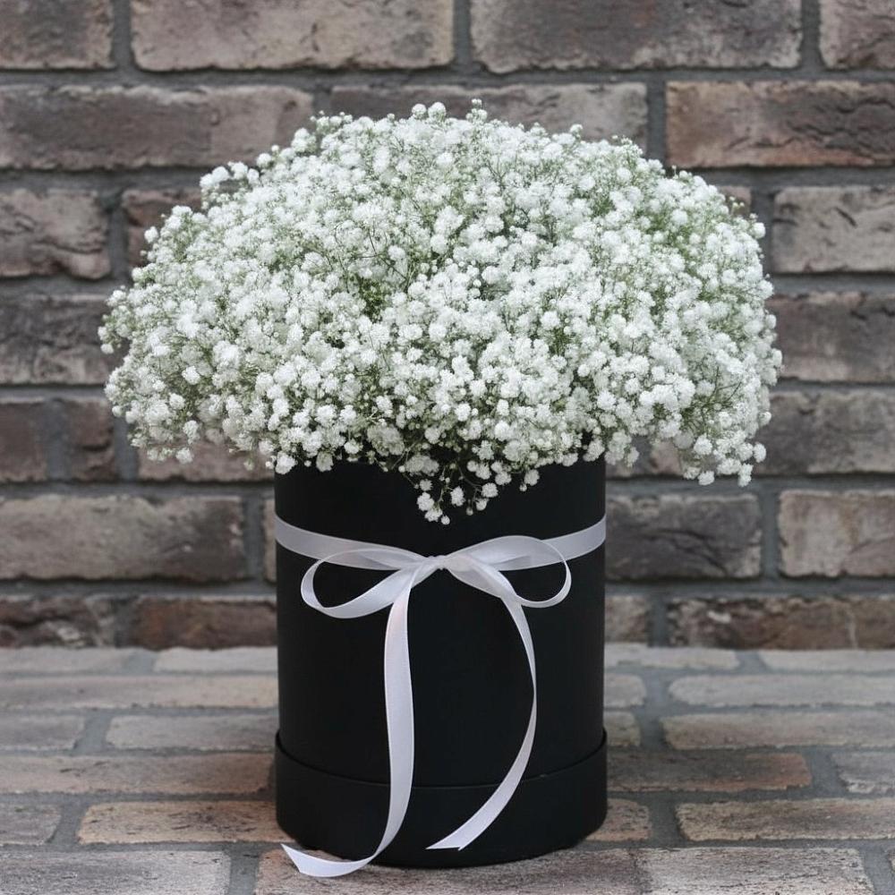 Цветочная композиция из Гипсофила в шляпной коробке в Курджиново