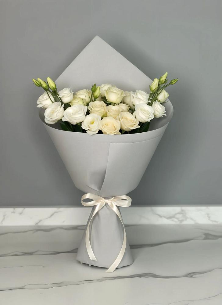 Букет цветов из: Розы и Лизиантусы в Курджиново