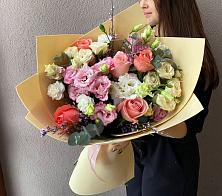 Букет цветов из:  Розы, Лизиантусы и Гвоздики в Курджиново