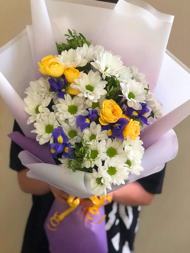 Букет цветов из: Ирисы, Хризантемы и Розы в Курджиново