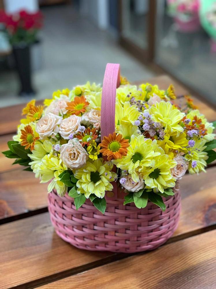 Цветочная композиция из Хризантемы и Розы в корзине в Курджиново