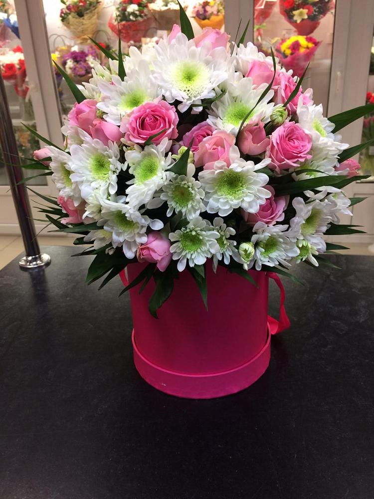 Цветочная композиция из Розы и Хризантемы в шляпной коробке в Курджиново