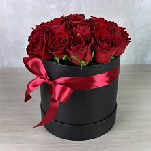 Цветочная композиция из Розы в шляпной коробке в Курджиново
