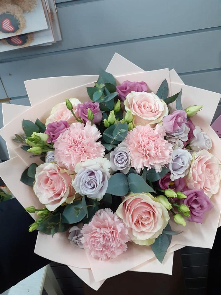 Букет цветов из: Розы, Гвоздики и Лизиантусы в Курджиново