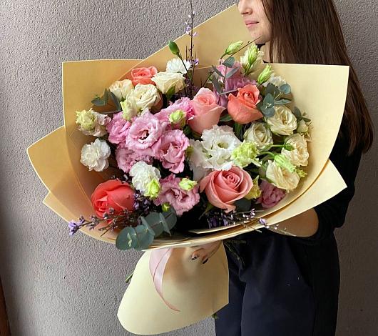 Букет цветов из: Розы, Лизиантусы и Гвоздики в Курджиново