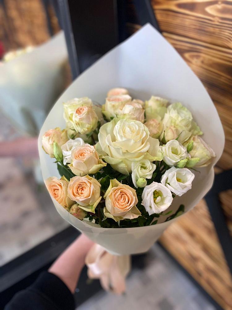 Букет цветов из: Розы и Лизиантусы в Курджиново