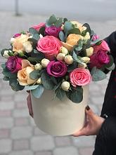 Цветочная композиция из Розы в шляпной коробке в Курджиново